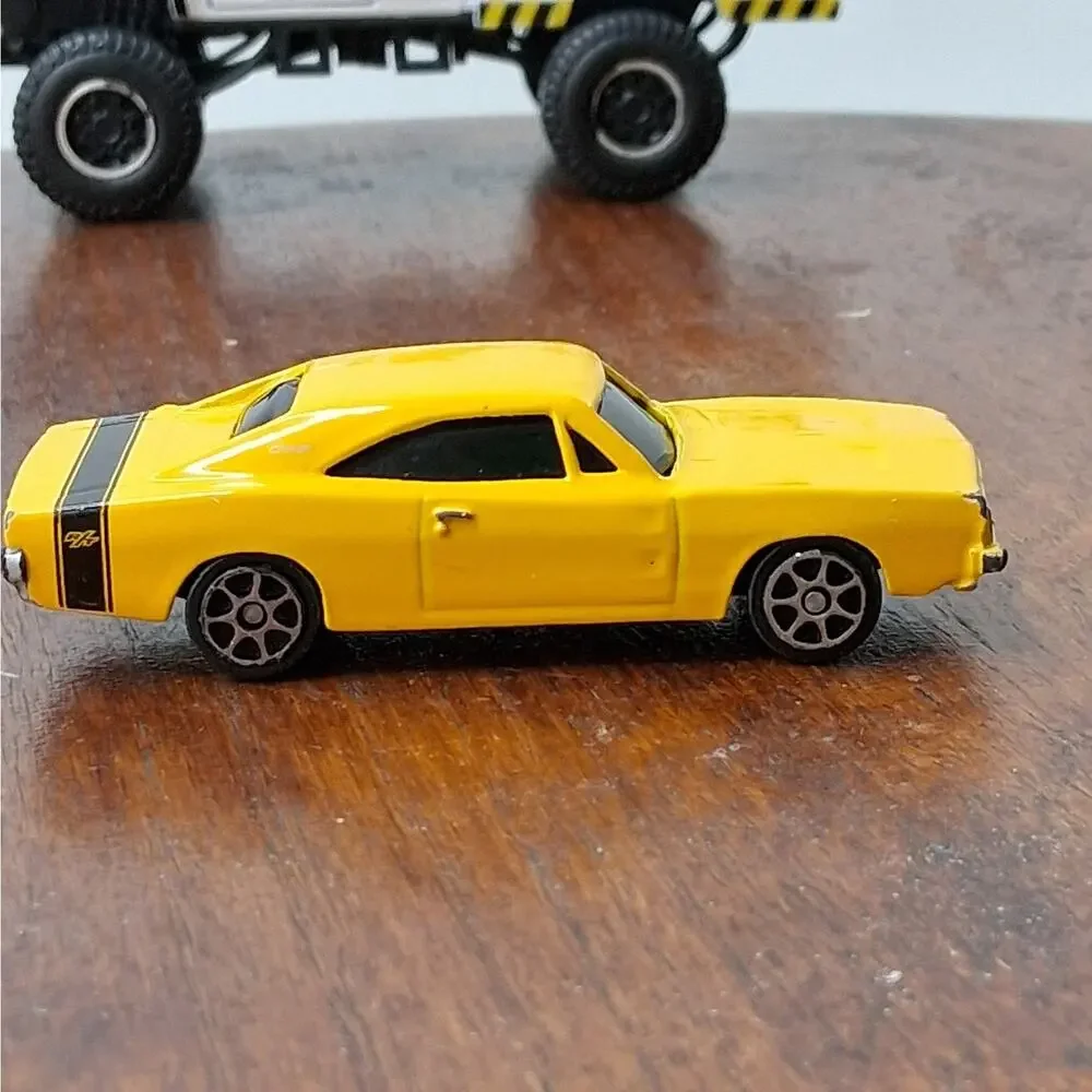 Maisto Diecast 8 Piece Car & Truck‎ Lot Garbage Pickup Trucks